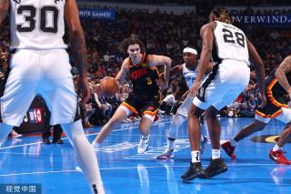 竞技场上受 竞技场上受