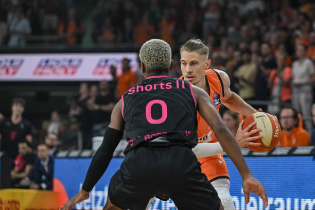 他常常在比 他常常在比